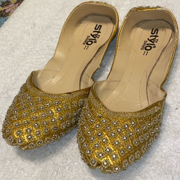 Gold khussa mujri with silver stone - Picture 1 of 4